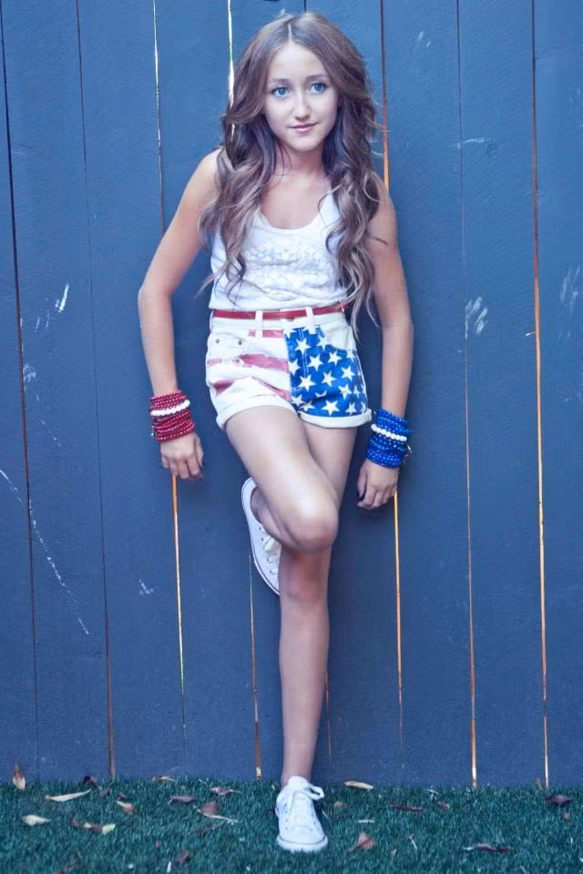 Lúc nhỏ, cô bé Noah Cyrus không nghĩ có ngày mình sẽ theo bước cha và chị gái trở thành ca sĩ. Khi còn nhỏ sở thích của cô bé là cưỡi ngựa chứ không phải ca hát.