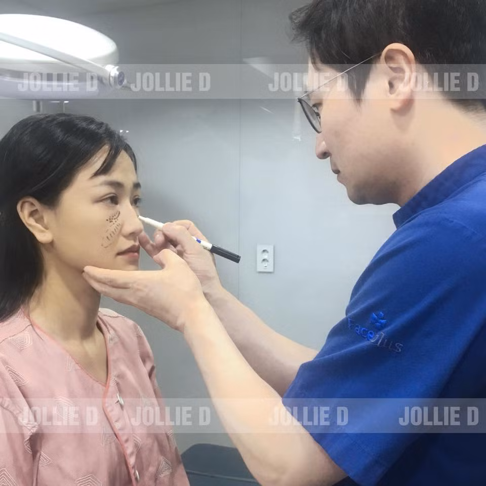 Cách đây vài ngày, nữ ca sĩ Maya đã đăng ảnh khoe trên facebook quá trình đại tu nhan sắc. Maya phẫu thuật thẩm mỹ và công khai quá trình đập mặt, nâng ngực tại một bệnh viện thẩm mỹ Hàn Quốc.