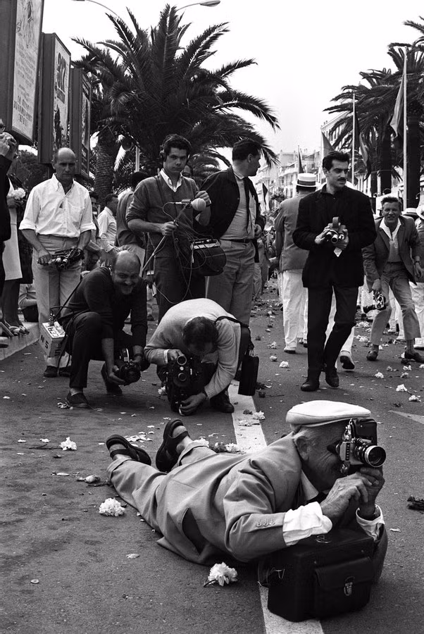 Các phóng viên ảnh làm việc rất tích cực tại LHP Cannes 1965. Họ lăn lê bò toài để săn được những bức ảnh đắt giá. (Ảnh: Getty Images)