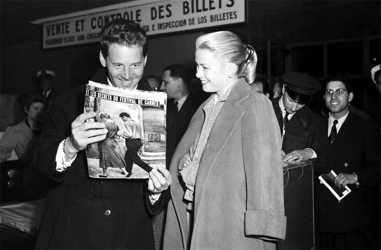 Nam diễn viên người Pháp Jean-Pierre Aumont và ngôi sao điện ảnh Grace Kelly đứng bên ngoài một quầy bán vé ở Cannes năm 1955. Thời điểm đó có tin hai người là một cặp. Tuy nhiên chưa đầy một năm sau đó, Grace Kelly đã lên ngôi bà hoàng xứ Monaco khi kết hôn với ông hoàng Rainier III. (Ảnh: Getty Images)