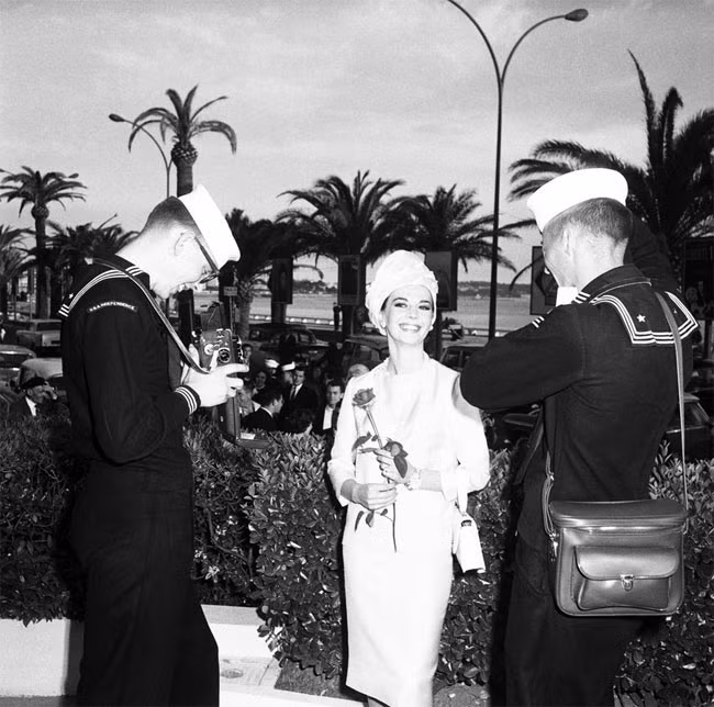 Natalie Wood tới dự Liên hoan Phim Cannes năm 1962 cùng với bộ phim Splendor in the Grass. Nữ diễn viên chụp ảnh với hai fan là hai anh lính hải quân Mỹ. (Ảnh: Corbis)