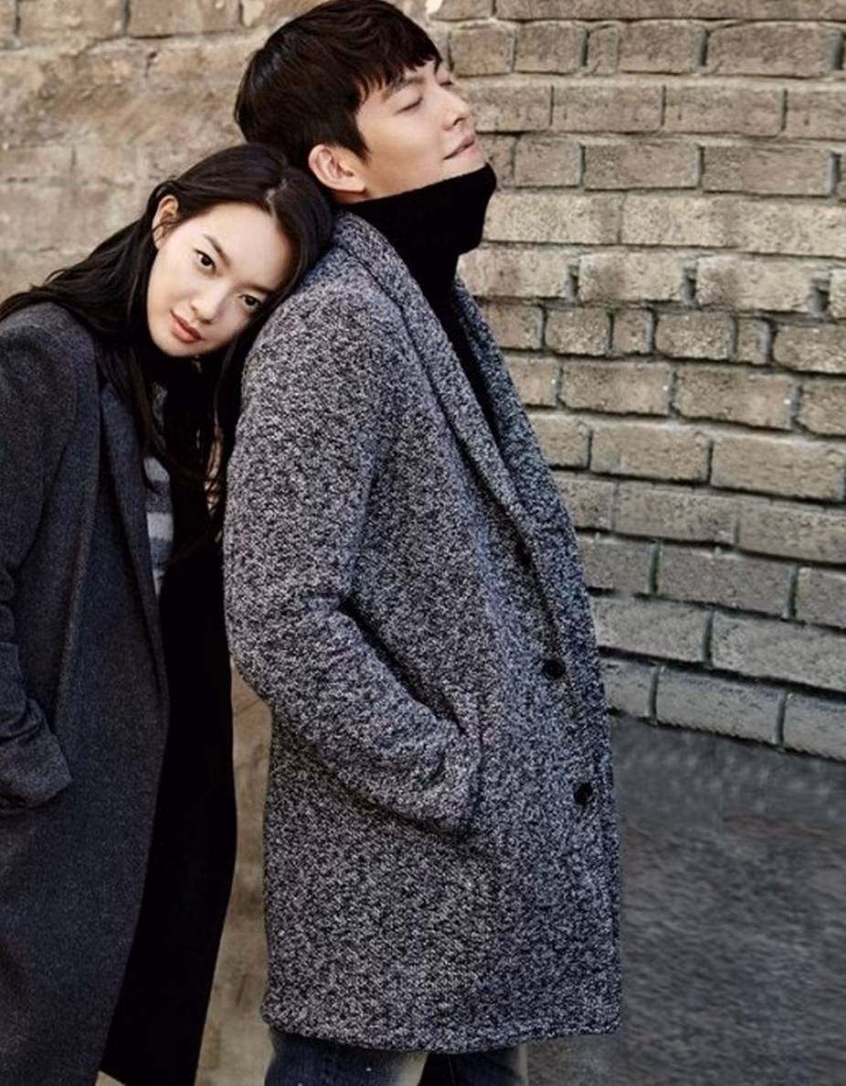 Biết tin bạn trai bị bệnh nặng, Shin Min Ah thông qua công ty quản lý, tuyên bố: "Tôi đang giúp Kim Woo Bin phục hồi trong quá trình điều trị bệnh". (Ảnh: koreaboo)