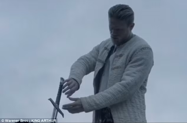 Vai vua Arthur do nam diễn viên điển trai Charlie Hunnam thủ vai. (Ảnh: Warener Bros)