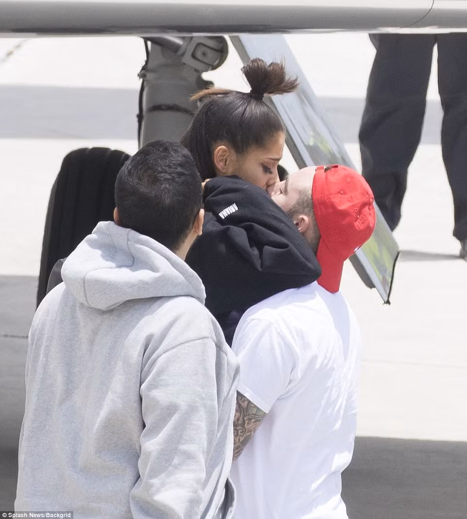 Ôm hôn bạn trai mà Ariana Grande nước mắt lưng tròng. (Ảnh: Splash News)