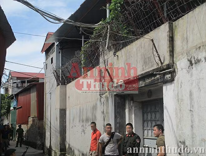 Không khí tại khu vực vây ráp khá căng thẳng, các chiến sĩ CSHS luôn ở trong trạng thái sẵn sàng chiến đấu cao