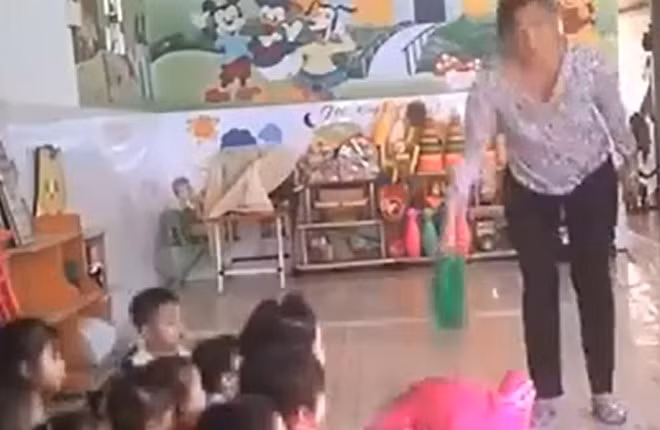 Bảo mẫu bạo hành trẻ ở lớp mẫu giáo Mầm Xanh, TP.HCM. Ảnh: Cắt từ clip trên báo Tuổi Trẻ.