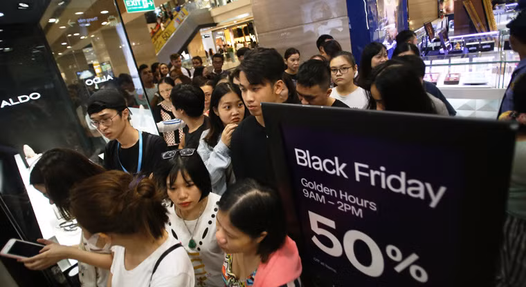 Không khí mua sắm vô cùng nhịp trong ngày Black Friday ở các TTTM tại TP HCM.