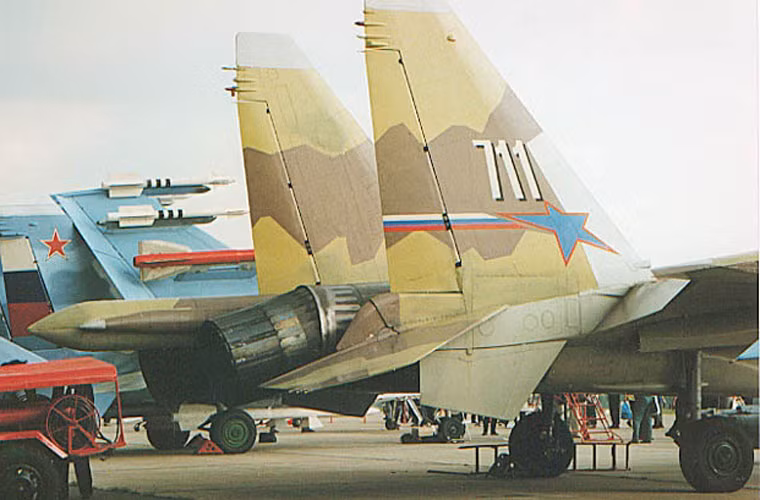 Su-37 được trang bị hai động cơ tuốc bin phản lực cánh quạt đẩy có đốt sau Lyulka AL-37FU tích hợp vòi phun kiểm soát véc tơ lực đẩy 3 chiều (TVC 3D). Đây vốn là phiên bản cải tiến của động cơ lừng dành họ máy bay Sukhoi AL-31F. Ảnh: Vòi phun động cơ Su-37 chĩa sang các hướng khác nhau.