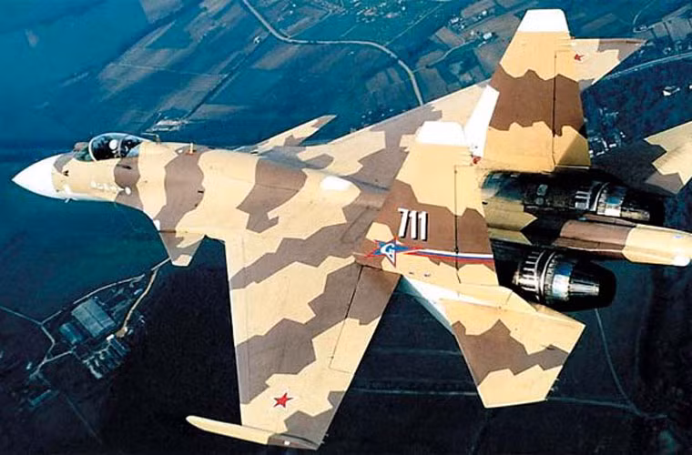 Chuyến bay đầu tiên của chiến đấu cơ Su-37 vào ngày 2/4/1996, khi nó xuất hiện ở triển lãm hàng không Moskva. Sau đó nó tiếp tục có một chuyến bay biểu diễn ở triển lãm hàng không Farnborough 96. Máy bay đã chứng tỏ khả năng thao diễn mới, như khả năng chúi mũi ra khỏi hướng bay ở một số giai đoạn, quay mũi quanh 360 độ và hồi phục sau khi rơi vào vệt khí đuôi bằng cách lao vào vệt khí này của một máy bay khác.