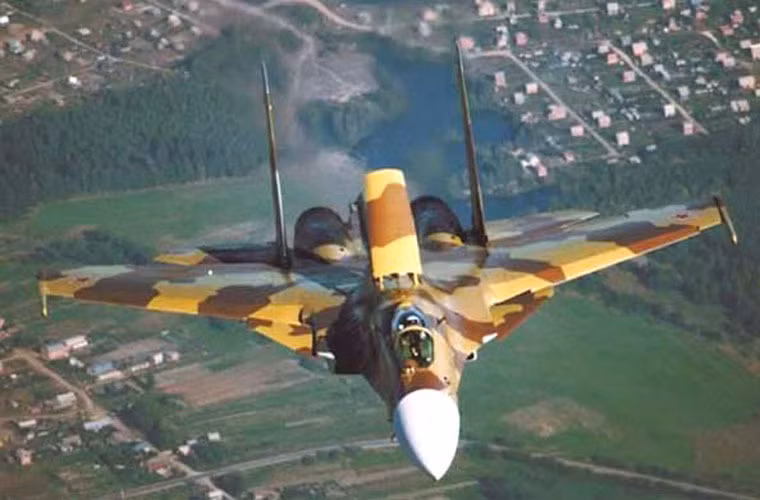 Máy bay chiến đấu Su-37 có thể đạt tốc độ tối đa Mach 2,35 (cao hơn một chút so với Su-35), tầm bay 3.30km, trần bay 18.000m.