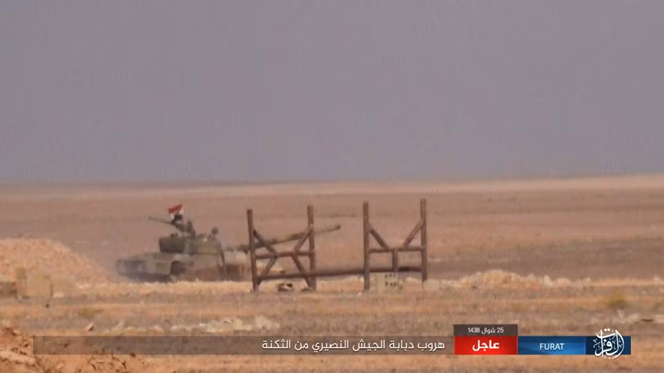 “Lực lượng chính phủ Damascus đã nhanh chóng tập hợp lực lượng và giành lại hầu hết các căn cứ vài giờ sau đó, khi đoàn xe của IS rút về Deir ez-Zor", nguồn tin cho hay. Ảnh: AMN.