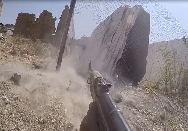Các binh sĩ Syria đã giao tranh ác liệt với khủng bố Mặt trận al-Nusra và nhóm phiến quân Faylaq al-Rahman ở vùng tam giác Ayn Tarma-Jobar-Zmelka. Ảnh: FNA.