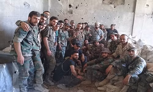 Đông đảo binh sĩ Syria tập trung tại một tòa nhà ở Damascus. Ảnh: FNA.