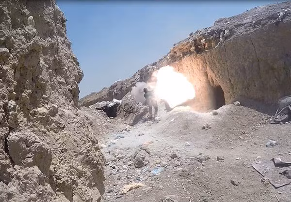“Trong khi đó, chiến đấu cơ Syria dồn dập oanh kích căn cứ của nhóm khủng bố ở Ayn Tarma, gây tổn thất nặng nề cho bọn chúng”, nguồn tin cho hay. Ảnh: FNA.