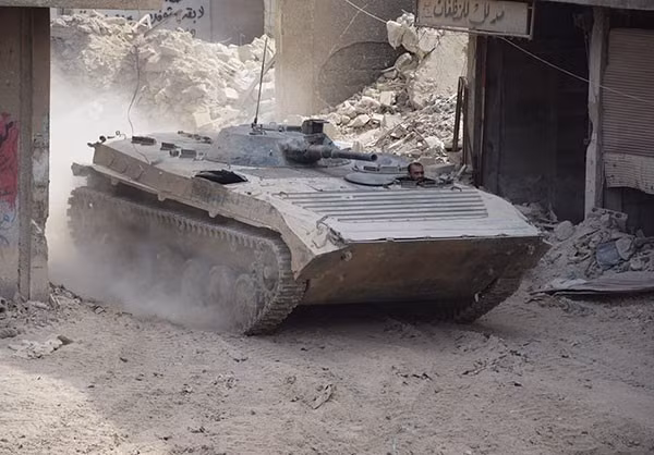 Xe tăng của lực lượng chính phủ Syria trên chiến trường Đông Damascus. Ảnh: FNA.