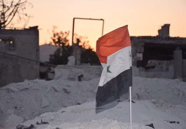 Lá cờ Syria tung bay tại một địa điểm ở Damascus. Ảnh: FNA.