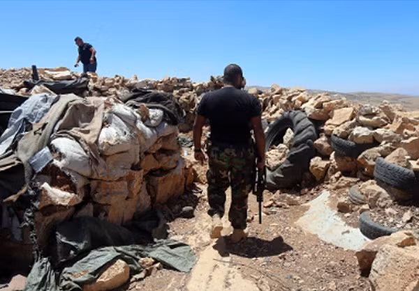 “Lực lượng Hezbollah sẽ sớm tiến đến khu vực Wadi Hamid và al-Malahi sau khi giành lại quyền kiểm soát ba cao điểm từng bị nhóm khủng bố chiếm đóng”, nguồn tin cho hay. Ảnh: FNA.