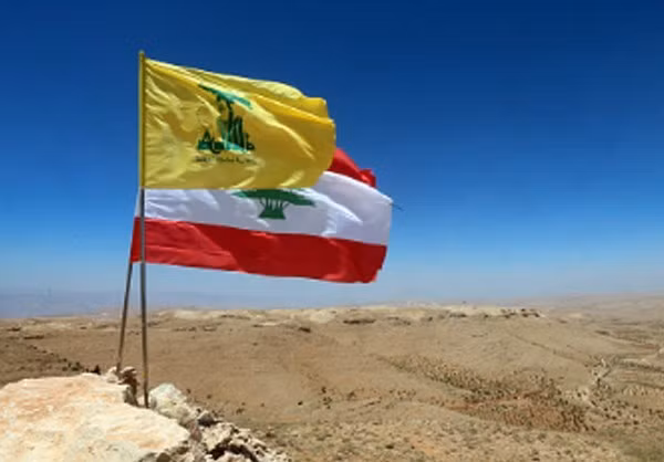 Cờ của lực lượng Hezbollah tung bay ở khu vực biên giới Lebanon-Syria. Ảnh: FNA.