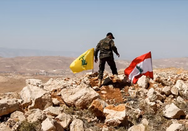 Chiến binh Hezbollah tuần tra tại khu vực mới giải phóng. Ảnh: FNA.