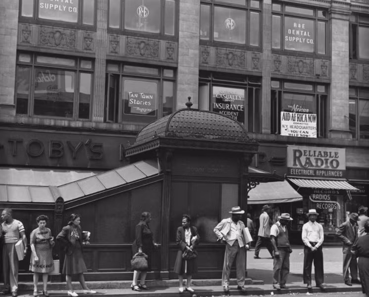 Một hình ảnh khác về đường phố New York những năm sau Thế chiến II. Ảnh: ATI.