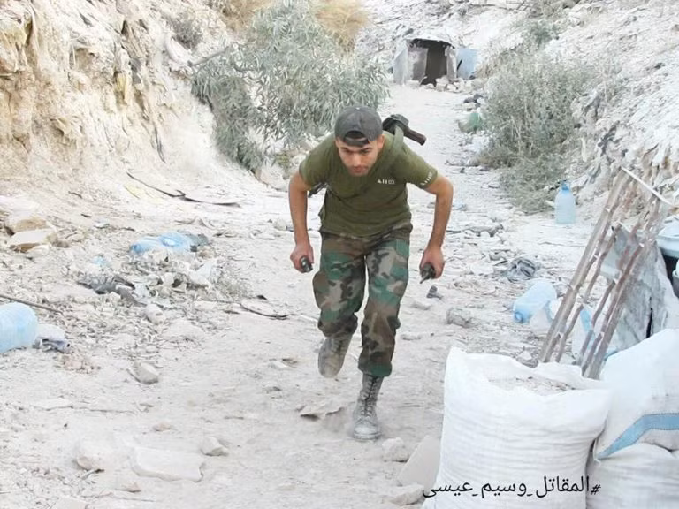 Trong diễn biến liên quan, hãng Fars (Iran) đưa tin ngày 9/7, lực lượng chính phủ Damascus tiếp tục tấn công tuyến phòng thủ của nhóm khủng bố Mặt trận Al-Nusra ở vùng tam giác Ayn Tarma –Jobar và gây tổn thất nặng nề cho bọn chúng. Ảnh: AMN.