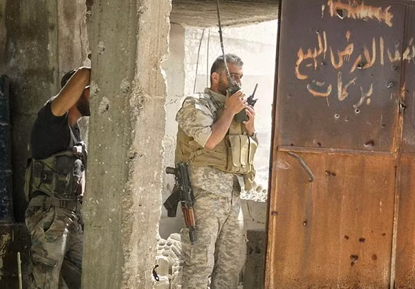 Binh sĩ Syria đang liên lạc qua bộ đàm. Ảnh: FNA.
