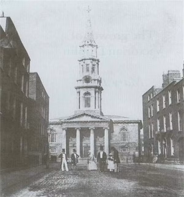 Một nhóm người đứng trước nhà thờ St. George ở Dublin, Ireland, năm 1848. Ảnh: VT.