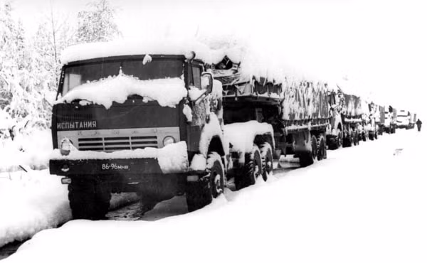 Những chiếc xe tải KAMAZ trong buổi chạy thử nghiệm. Ảnh: ER.