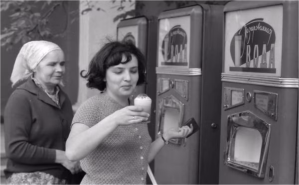 Máy bán nước soda xuất hiện trên đường phố Liên Xô nhiều năm về trước. Ảnh: ER.