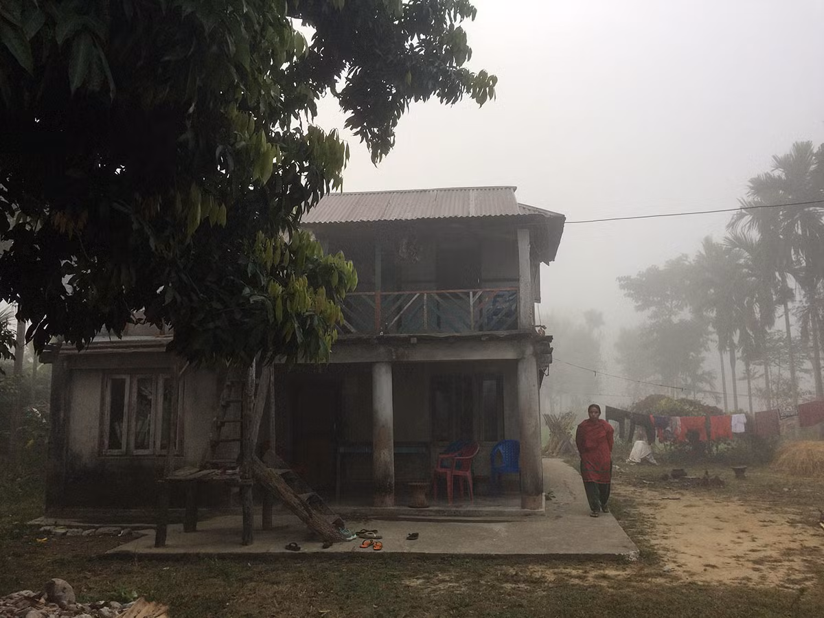 Mỗi ngày, hàng nghìn người Nepal lên máy bay ở thủ đô Kathmandu tới các nước khác trên thế giới. Họ làm việc trong các nhà hàng ở Châu Âu hay đồn điền ở Đông Á. Ngoài ra, ngày càng nhiều lao động nhập cư Nepal được thuê làm những công việc chân tay tại các quốc gia Vùng Vịnh. Ảnh: AJ.