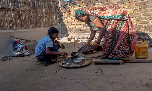 Babita Kumari Yadav đang chuẩn bị đồ ăn cho con gái Arti đi học. Vợ chồng cô hy vọng Arti sẽ được học hết lớp 10. Ảnh: AJ.