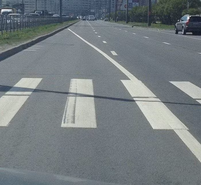 Vạch kẻ khiến người đi đường cảm thấy khó hiểu. Ảnh: ER.