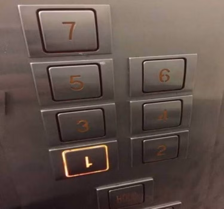 Thang máy có "tầng 1 lộn ngược". Ảnh: ER.