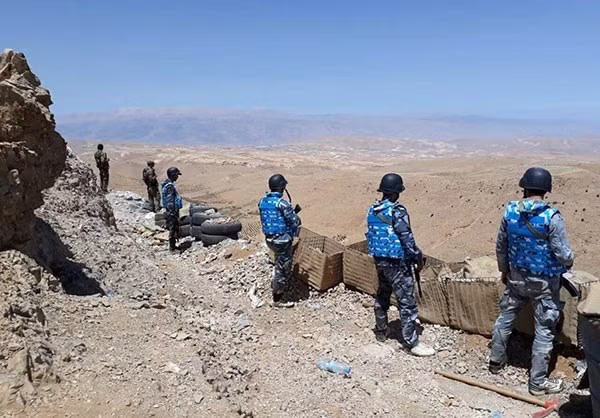 Ngoài ra, phong trào Hezbollah cũng đánh bật các phần tử khủng bố ra khỏi cao điểm al-Nahlah Sha’abah và tiến vào khu trung tâm cao điểm Arsal, giành lại quyền kiểm soát căn cứ Wadi al-Maisarah. Ảnh: FNA.