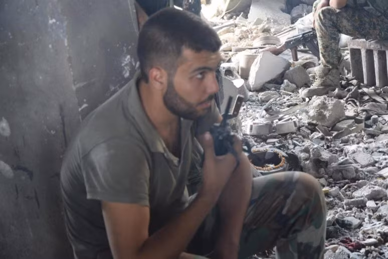 Binh sĩ Syria liên lạc qua bộ đàm. Ảnh: AMN.