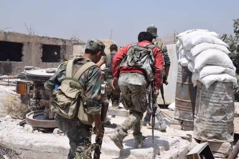 Mặc dù phải đối mặt với địa hình khó khăn hơn nhưng các binh sĩ Syria vẫn luôn hừng hực khí thế chiến đấu. Ảnh: AMN.