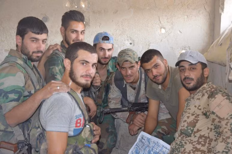 Các binh sĩ Syria thảo luận kế hoạch tác chiến trong một ngôi nhà ở Đông Damascus. Ảnh: AMN.