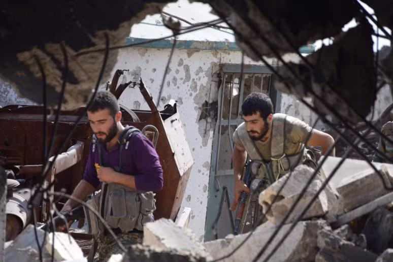 Quân chính phủ Syria đang tiến tới các khu dân cư ở Ayn Tarma nơi tập trung nhiều tòa nhà cao tầng vốn là địa điểm lý tưởng để bố trí các tay súng bắn tỉa và phóng tên lửa chống tăng. Ảnh: AMN.