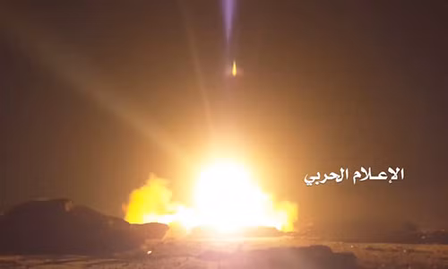 Video quan Houthi na ten lua vao nha may loc dau A-rap Xe-ut
