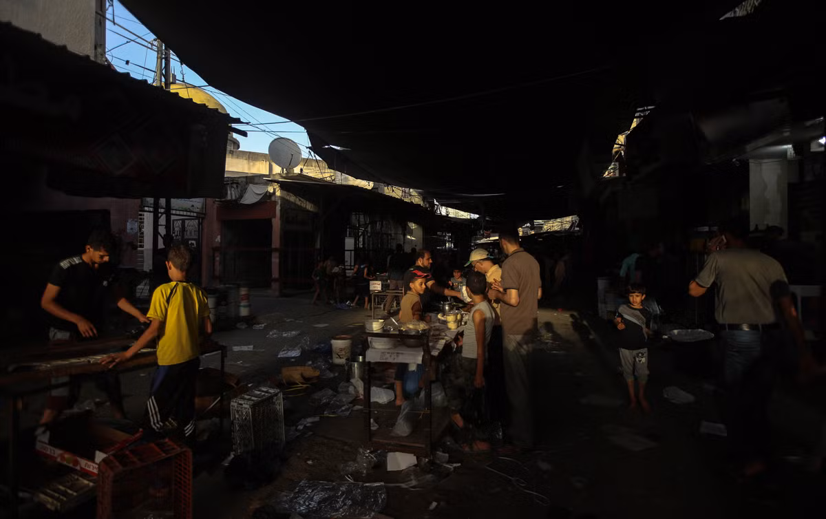 Cảnh mua bán tối tăm trong một khu chợ ở Dải Gaza.