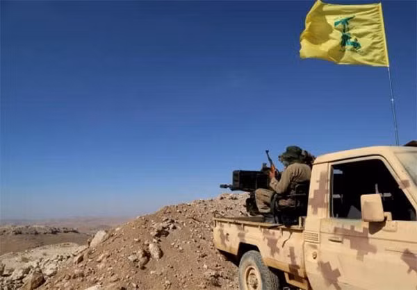 Lá cờ của phong trào Hezbollah tung bay trên xe quân sự của lực lượng này tại vùng đất mới giải phóng ở Arsal. Ảnh: FNA.