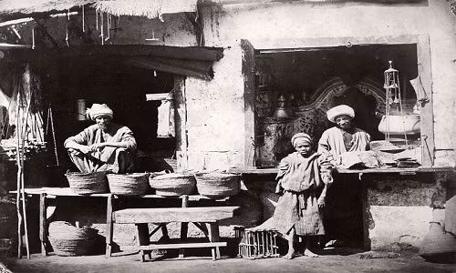 Mọi người bán hàng ngoài chợ ở thủ đô Cairo trong bức ảnh chụp năm 1860. (Nguồn: VT)