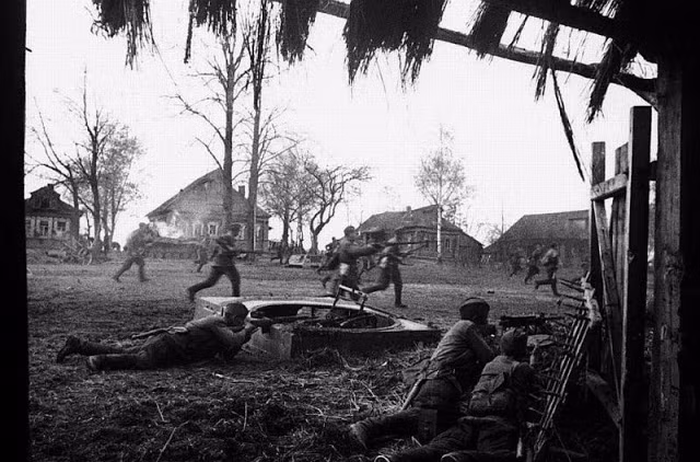 Cuộc phản công của quân đội Liên Xô ở Tarutino, vùng Kaluga, hồi tháng 10/1941. Ảnh: VT.