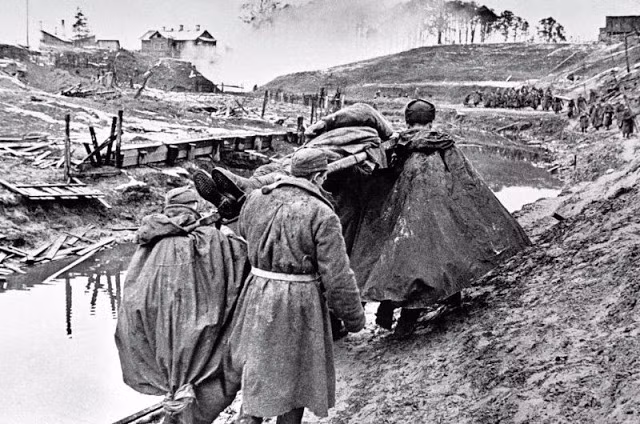 Những người lính khiêng một đồng đội bị thương ở mặt trận Leningrad năm 1941. Ảnh: VT.