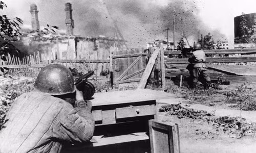 Lính Hồng quân Liên Xô chiến đấu với quân Đức Quốc xã ở vùng ngoại ô thành phố Leningrad hồi tháng 12/1942. Ảnh: VT.