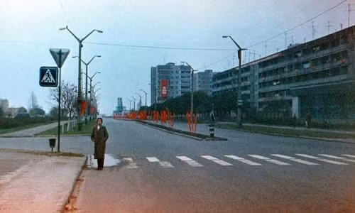 1. Phố Kurchatov hiện đại ở thị trấn Pripyat trong bức ảnh được chụp trước khi thảm họa hạt nhân Chernobyl xảy ra vào năm 1986. Được biết, Kurchatov là một nhà khoa học hạt nhân của Liên Xô. (Nguồn: ER)