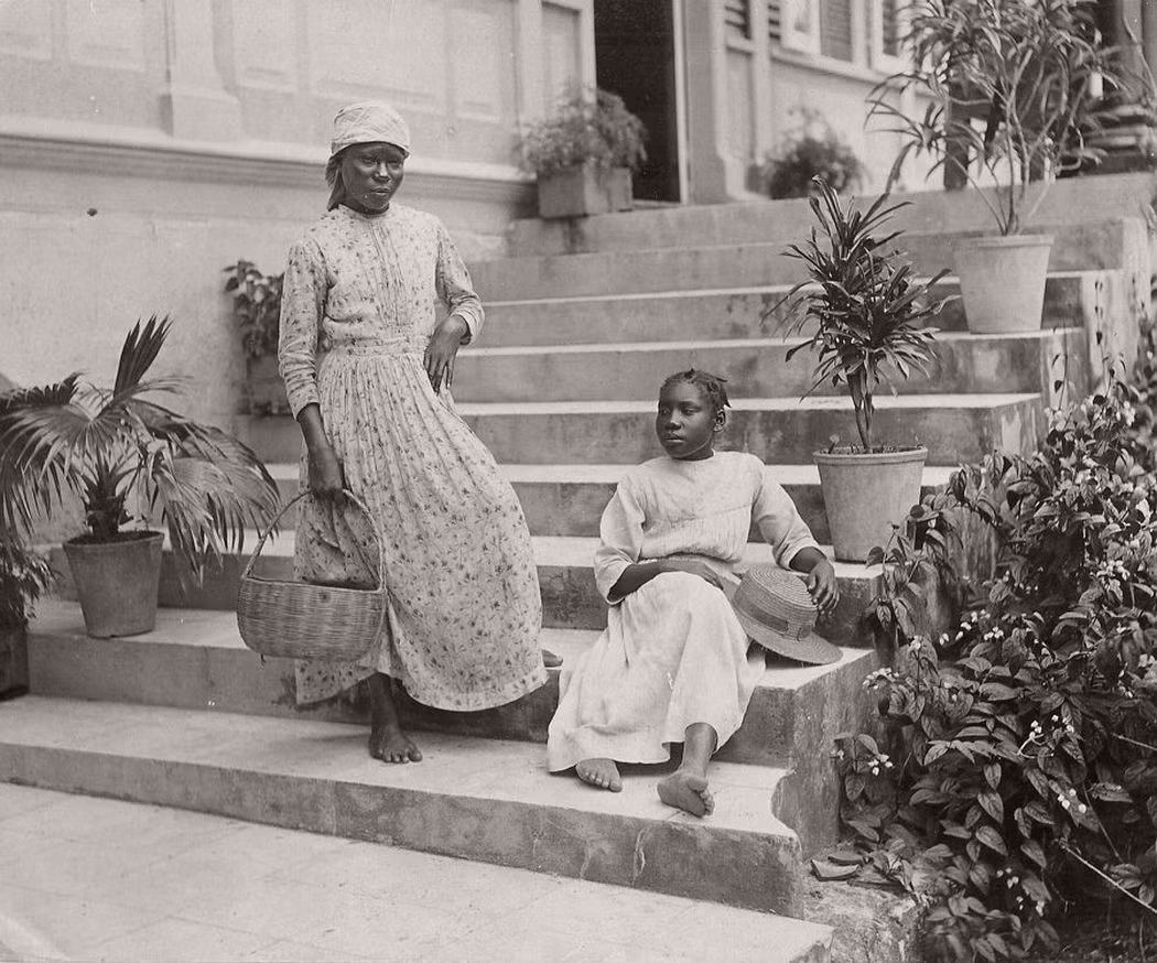 Hai cô gái Negro "tạo dáng" trước ống kính năm 1891. Ảnh: VT.