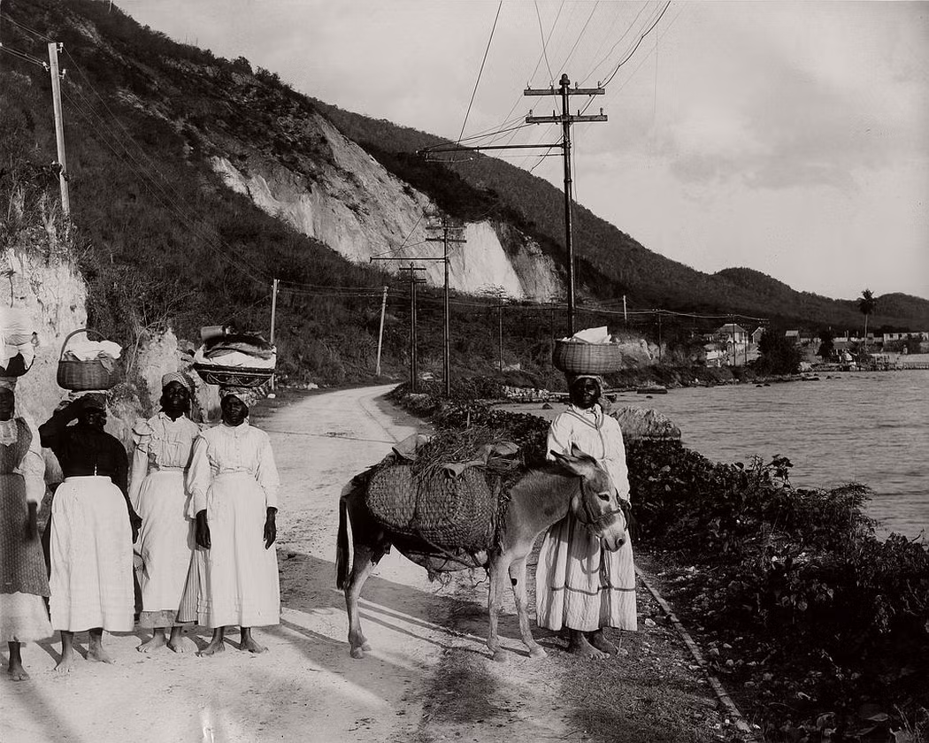 Những người dân đi chợ ở thủ đô Kingston, Jamaica, năm 1890. Ảnh: VT.