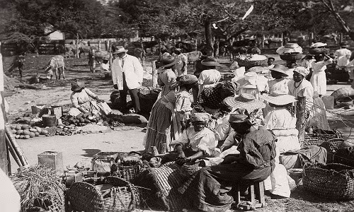 Góc chợ quê tấp nập người mua kẻ bán vào khoảng những năm 1890. Ảnh: VT.