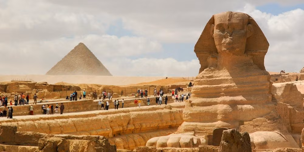 Nhiều nhà khoa học cho rằng những người xây dựng tượng Nhân sư ở Giza là các nô lệ, bị đối xử tệ bạc và phải làm việc cực nhọc tới chết. Tuy nhiên, nhà khảo cổ Mark Lehner lại phát hiện ra điều hoàn toàn ngược lại. Theo Lehner, những người xây dựng bức tượng này đã được phục vụ các bữa ăn thịnh soạn với thịt bò và thịt cừu. Ảnh: The Richest.